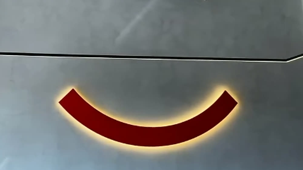 Detalhe decorativo com pintura e iluminação indireta